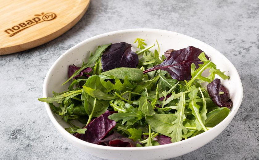 1. Этап. Картофельный салат с клюквой и орехами: В глубокую миску выложите салатный микс.