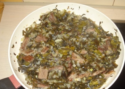 1. Этап. Щи из морской капусты: 6. Когда картофель станет мягким, выложите в кастрюлю овощи с мясом. Посолите дополнительно при необходимости, проварите вместе 5-10 минут. Затем снимите с огня, накройте крышкой и дайте настояться минут 25-30.