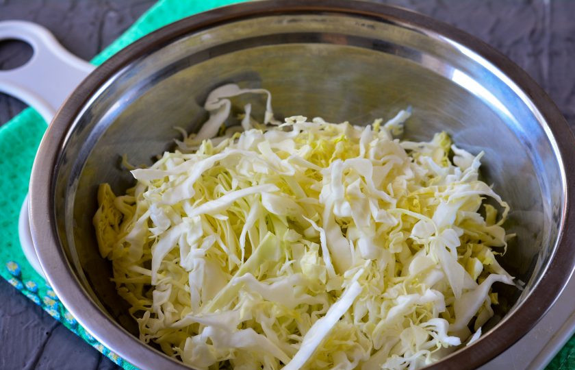 1. Этап. Квашеная капуста с морковью и яблоками: Выложите капусту в миску или в кастрюлю.