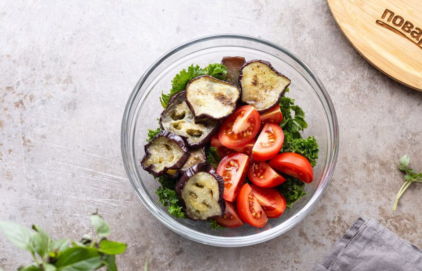 1. Этап. Салат с хумусом: Смешайте зелень, помидоры черри и баклажаны, аккуратно перемешайте. При необходимости можно подсолить салат по вкусу.