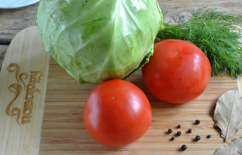 1. Этап. Маринованная капуста с помидорами: Подготовьте все необходимые ингредиенты. С капусты снимите верхние листья, помидоры и пучок укропа промойте. Также подготовьте банки, хорошенько промойте их и простерилизуйте над паром. На это количество ингердиентов вам понадобится 2 банки объемом 0,5 л.