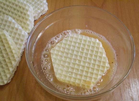 1. Этап. Вафли с фаршем в кляре: 6. Яйца смешайте с солью и с перцем молотым. Можно сделать кляр с мукой, только не слишком густой. Мне больше нравится без муки. Окунайте котлеты в кляр и отправляйте на сковороду.