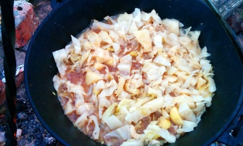 1. Этап. Гусь, тушенный кусочками с яблоками: 6. Добавляю капусту и яблоки в казан спустя полчаса, вливаю воду, чтобы покрыть содержимое казана. По вкусу добавляю соль, перец (паприку) и тушу на слабом огне до мягкости капусты и готовности гуся.