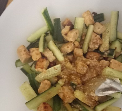 1. Этап. Тори но гомае: В салатницу положить курицу, огурец, имбирь. Залить 2/3 заправки. Перемешать.