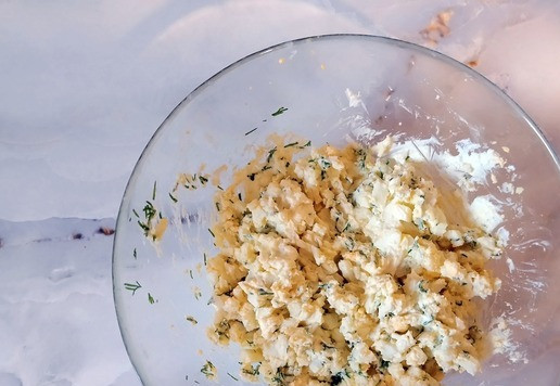 1. Этап. Треугольники из лаваша с начинкой: Аккуратно перемешать.