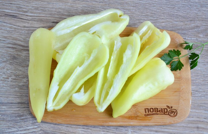 1. Этап. Перец в сладкой заливке: Перец очистите от семян и плодоножек.