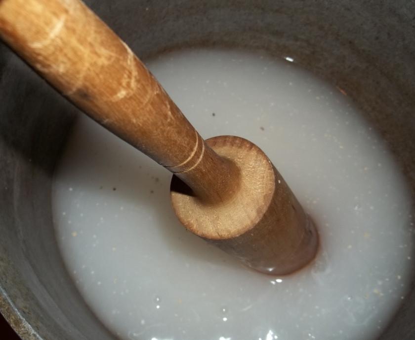 1. Этап. Гоми: Добавьте воду, поставьте на небольшой огонь и варите минут 20-25, помешивая толкушкой.