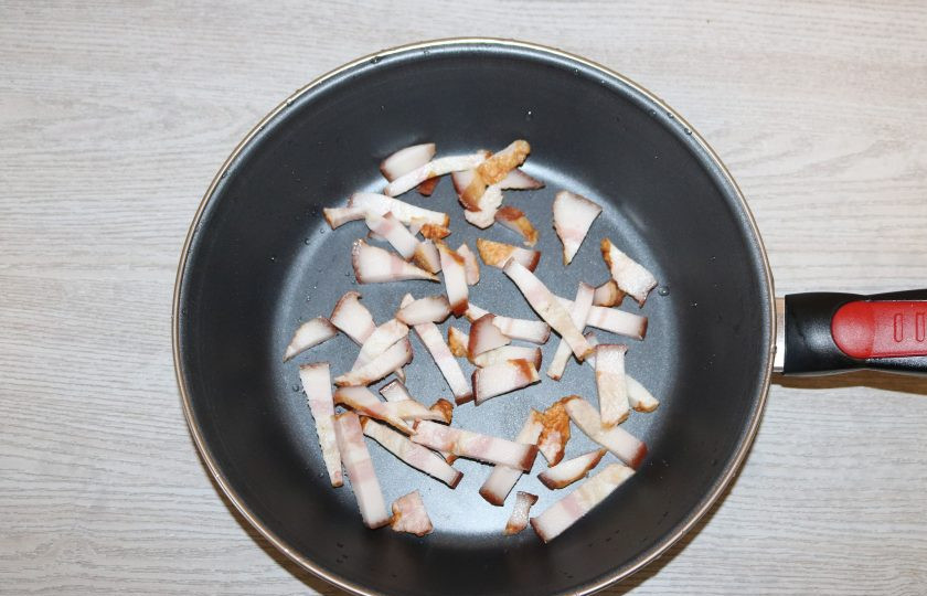 1. Этап. Коддл: В сковороде на среднем огне обжарьте бекон.