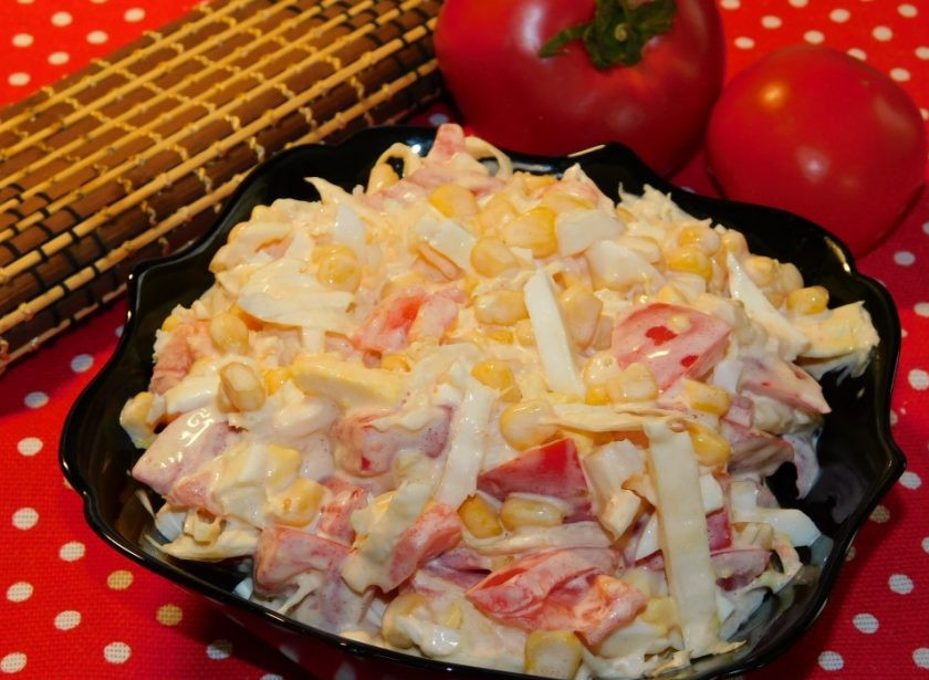 1. Этап. Кукурузный салат с помидорами и капустой: Добавьте в салат майонез и хорошо перемешайте. Приятного аппетита!