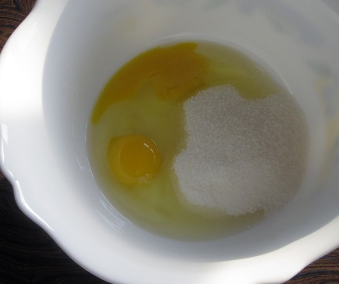 1. Этап. Кексы простые на кефире: 1. Эти простые кексы готовятся очень просто: взбиваем яйца с сахаром до однородного состояния. Сахар должен полностью раствориться.