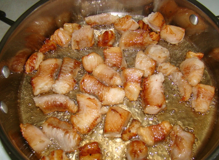 1. Этап. Кимчи со свининой: 2. Добавьте мясо. Жарьте свинину до получения золотистой корочки. Влейте в мясо томатный сок и положите кимчи.