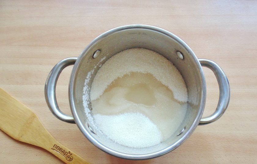 1. Этап. Варенье из нектаринов и персиков: Налейте в сахар воду. Поставьте кастрюлю на плиту и помешивая, доведите сахар до полного растворения.