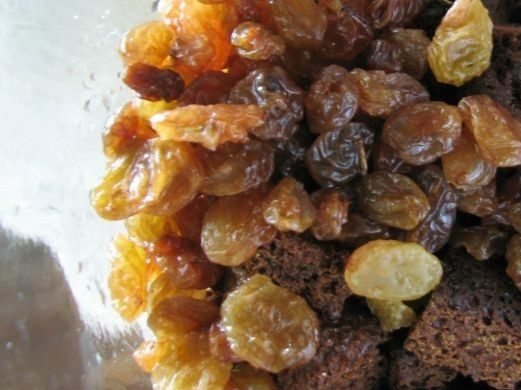 1. Этап. Бородинский квас без дрожжей: 4. Теперь добавьте к ним изюм, именно он заменит дрожжи.