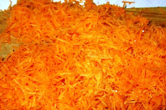 1. Этап. Вегетарианские голубцы с паниром: Потрите морковь.