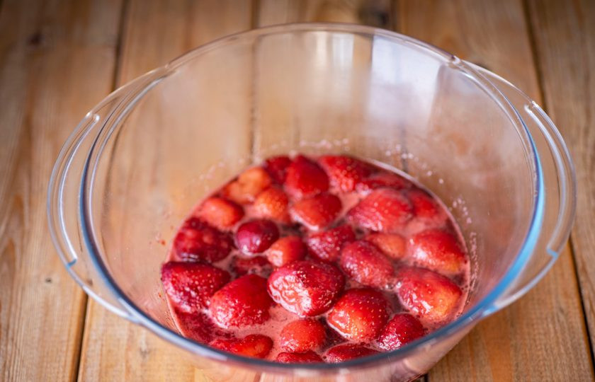 1. Этап. Молочное мороженое с клубникой: Клубничную массу переложите из сотейника в просторную миску.