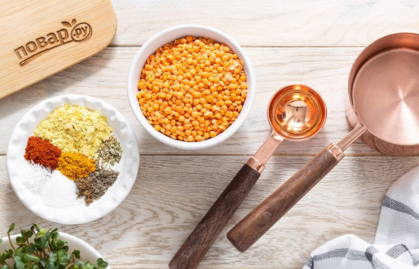 1. Этап. Лепешки из красной чечевицы: Подготовьте все ингредиенты.