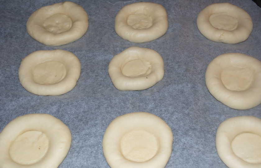 1. Этап. Ватрушки с творогом из дрожжевого теста: Сделайте ложбинку в каждом кусочке теста. Я использую для этого чашку с плоским дном.