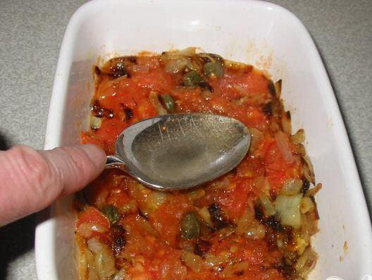 1. Этап. Тунец в томатном соусе: 5. Когда помидоры будут наполовину готовы, вынуть их из духовку, добавить каперсы, перемешать и слегка придавить ложкой, чтобы выдавить сок. Поставить обратно в духовку.