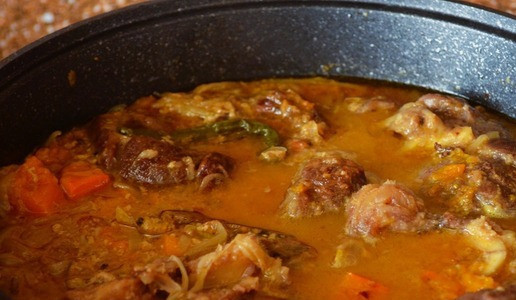1. Этап. Говяжья голяшка в сливочно-овощном соусе: Через 1 час мясо перевернуть. Тушить ещё 30-45 минут.