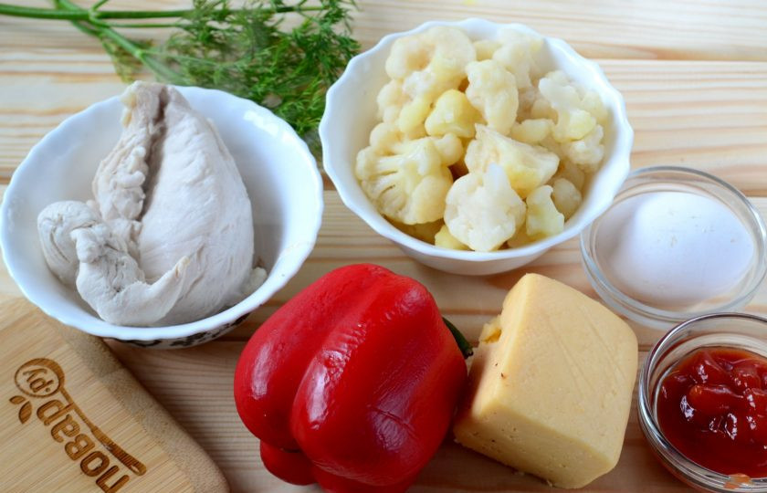 1. Этап. Нежнейшая пицца без муки: Подготовьте все необходимые ингредиенты. Куриную грудку отварите до готовности в подсоленной воде.