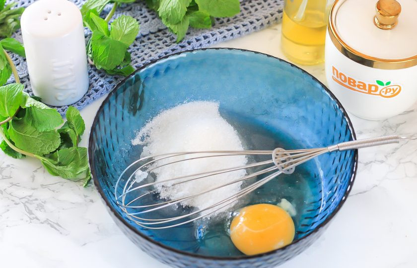 1. Этап. Панкейки из ржаной муки: Куриное яйцо вбейте в глубокую емкость и всыпьте туда же сахар и соль. Взбейте венчиком.