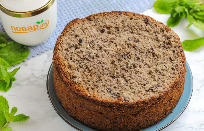 1. Этап. Торт из варенья черной смородины: Испеките бисквит примерно 40-50 минут в зависимости от ширины формы. Проверьте середину выпечки, протыкая ее деревянной шпажкой. Она должна выйти сухой из бисквита. Извлеките бисквит из духовки и переверните форму на бок. Остудите примерно 1 час и удалите форму. Срежьте верхушку выпечки и обверните бисквит в пищевую пленку. Охладите выпечку в холодильнике 1 час минимум, а лучше — 4-6 часов.