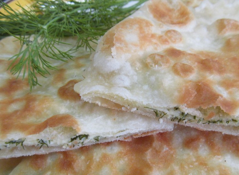 1. Этап. Лепешки на простокваше с творогом и зеленью: На фотографии видно какое тонкое и слоистое тесто получилось.