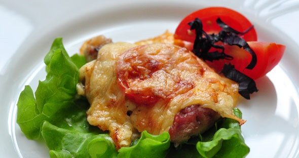 1. Этап. Мясо по-французски без майонеза: 5. Первые минут 30 можно даже не заглядывать в духовку, а затем следить за сырной корочкой, чтобы она не начала гореть. Когда мясо по-французски без майонеза в домашних условиях будет готово, его можно выложить на лист салата и подавать к столу.