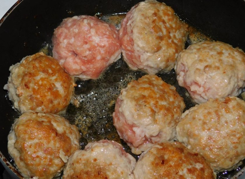 1. Этап. Тефтели в белом соусе с чесноком и базиликом: Сформируйте тефтели и обжарьте на горячей сковороде.