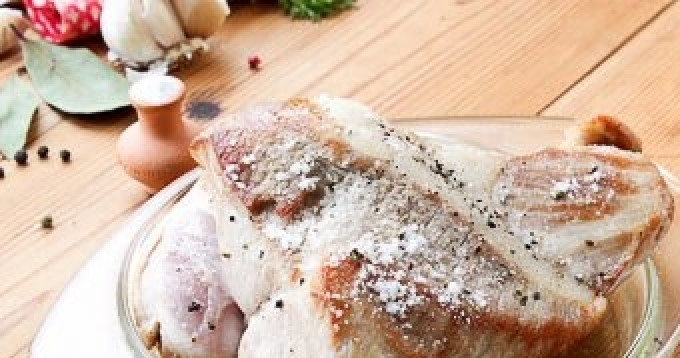 1. Этап. Свинина, запеченная со сметаной: Удалите излишнее масло с окорока. Хорошо его просолите и поперчите.