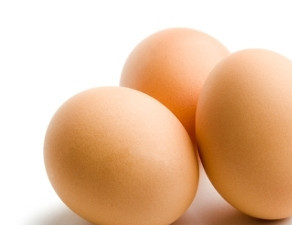 1. Этап. Салат с языком и ветчиной: Отвариваем яйца вкрутую. Яйца варятся около десяти минут, после этого их можно вытаскивать и чистить.