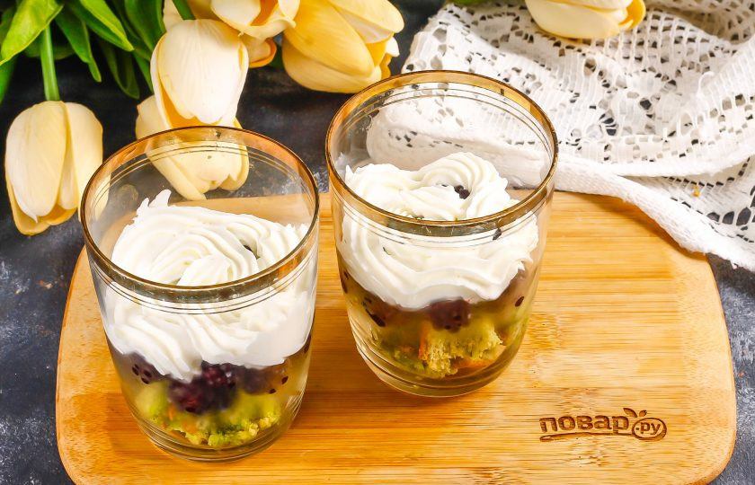 1. Этап. Ягодные трайфлы: Взбейте сливки с сахаром, получая крем. Выложите на ягоды половину массы. Можно заменить сливки сметаной, но тогда вам обязательно нужно использовать загуститель для сметаны, чтобы крем не получился жидким.