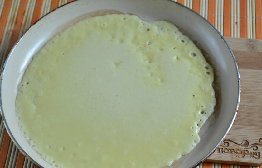 1. Этап. Блины на молоке тонкие: Сковороду для жарки блинов хорошо накалите. Смажьте подсолнечным маслом. Влейте в центр несколько ложек теста (количество теста на один блин зависит от диаметра вашей сковороды). Сковороду вращайте по кругу и наклоняйте в разные стороны, чтобы тесто равномерно покрыло всё дно. Делайте все эти манипуляции, держа сковороду в руке. Жарьте блинчики 1-2 минуты. Потом переверните при помощи деревянной лопатки и поджарьте блинчик ещё минуту на другой стороне.