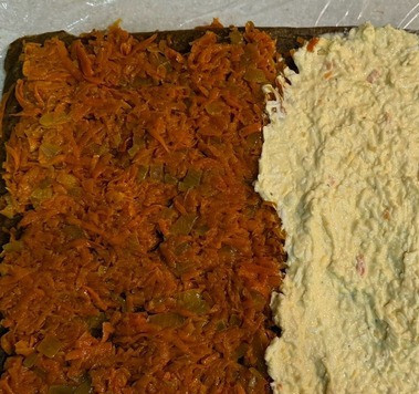 1. Этап. Печеночный рулет Две начинки: На печеночную основу выложить равномерно начинки