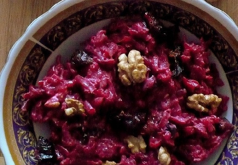 1. Этап. Салат с грецким орехом и черносливом: Перекладываем в салатник, украшаем орехами и подаем к столу.