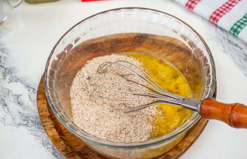 1. Этап. Хлеб с псиллиумом без глютена: Добавьте псиллиум, перемешайте и оставьте на 5-10 минут.