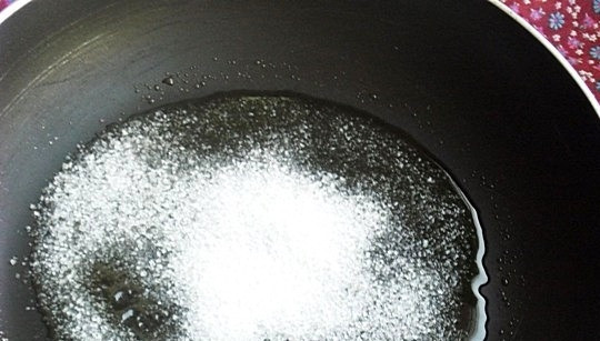 1. Этап. Карамельный соус к мясу: Когда сахар начнет растворяться и превращаться в карамель, добавьте черный перец. Он обязательно должен быть свежемолотым, чтобы в соусе были крупные частички перца. Также добавьте соль и все тщательно перемешайте.