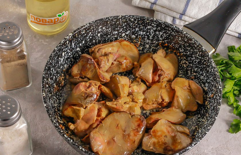 1. Этап. ПП салат с куриной печенью: Куриную печень промойте в воде и срежьте пленки. Прогрейте в сковороде растительное масло и обжарьте в нем печень по 2-3 минуты с каждой стороны. Посолите ее только в самом конце, иначе она получится жесткой и невкусной! Следите за тем, чтобы каждый кусочек печени как следует прожарился и в нем не осталось крови.