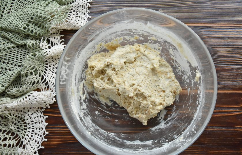 1. Этап. Гриссини на закваске: Замесите тесто в миске, чтобы вся влага впиталась в муку. Оставьте тесто отдохнуть на 10 минут, накрыв миску кухонным полотенцем.