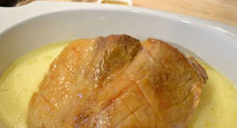 1. Этап. Мясо в молоке в духовке: Затем снимаем фольгу и перекладываем мясо вверх той стороной, на которой больше жира. Делаем на этом слое красивые неглубокие насечки ножом и смазываем кисло-сладким соусом. Заливаем в форму горячее молоко. Оно должно покрыть мясо чуть больше, чем наполовину. Ставим обратно в духовку и запекаем еще час или чуть больше.