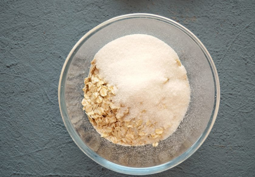 1. Этап. Печенье из зеленой гречки: Добавьте овсяные хлопья и сахар, перемешайте.