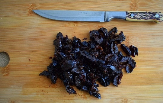 1. Этап. Салат Нежность с курицей и черносливом: Чернослив мелко нарежьте с помощью ножа.