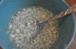 1. Stage. Merchant Salad: Chop the onion finely. Mix vinegar with sugar and water, place onion in the resulting marinade for 15 minutes. Then drain and let the onion drain.