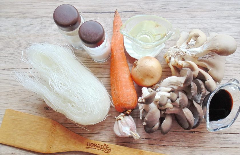 1. Этап. Фунчоза с древесными грибами: Подготовьте ингредиенты для приготовления фунчозы с древесными грибами.