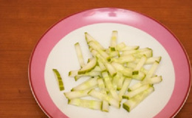 1. Этап. Салат-коктейль с ветчиной: 2. Огурец вымыть, обсушить и нарезать также соломкой.