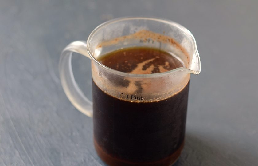 1. Этап. Кокосовый Колд брю: Залейте молотый кофе холодной водой. Уберите в холодильник на 15-16 часов. Затем отфильтруйте.