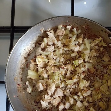 1. Этап. Салат Клубничка: Лук и куриное филе нарезать мелкими кубиками, слегка подсолить и обжарить на растительном масле, пока лук не станет мягким. Дать остыть и выложить на плоскую тарелку, придавая форму ягодки. Сверху смазать майонезом.