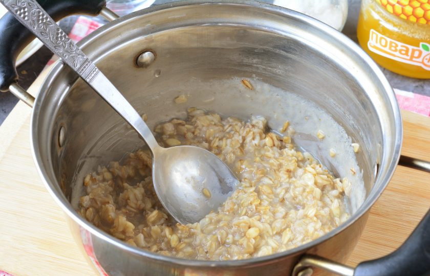 1. Этап. Овсяная каша с медом и яблоками: Варите овсянку 5 минут, почти до готовности.