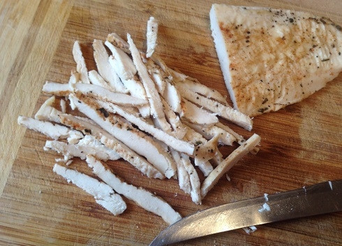 1. Этап. Глухариное гнездо: На такие же полосочки нарезаем куриное мясо.