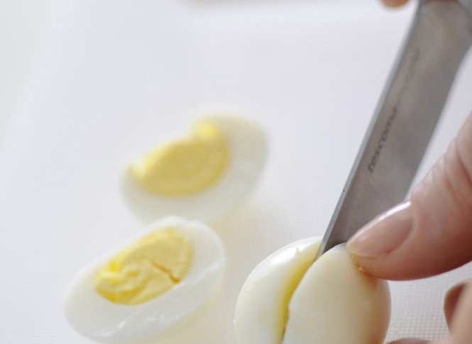 1. Этап. Летний салат Ароматный: 1. Перепелиные яйца отварите в течение 3-х минут вкрутую, почистите и разрежьте напополам.